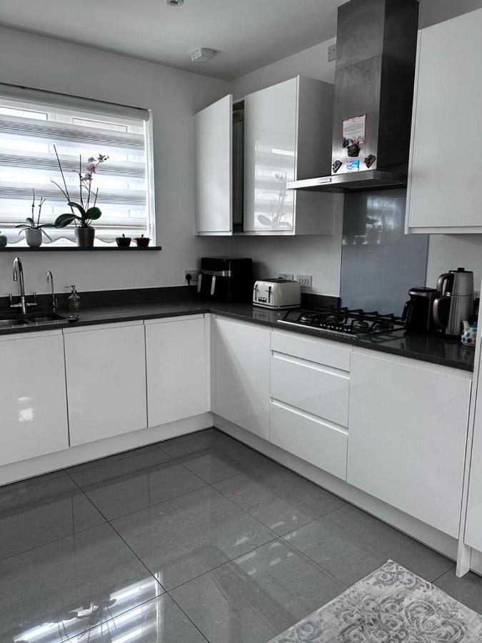 Double Room In A Family Home - 15 Minutes Walk To Famous Bicester Village Chesterton  Exterior photo